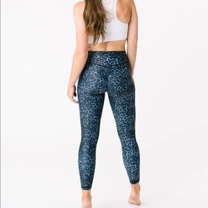 ZYIA Stone Leopard Scrunchy Light n Luxe Legging
